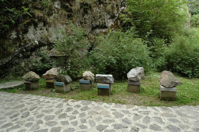 Kateřinská jeskyně - balvany před jeskyní