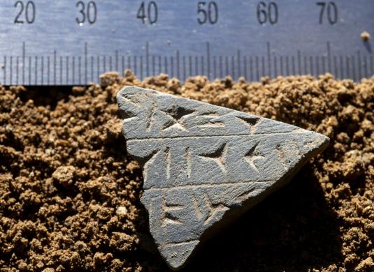 Kateřinská jeskyně odkryla další tajemství: kamennou destičku s klínovým písmem