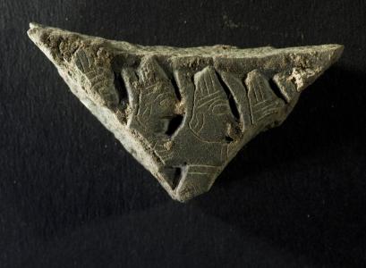 Archeologické nálezy z Kateřinské jeskyně, léto 2023 - destička s postavami