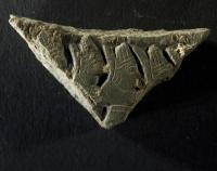 Archeologické nálezy z Kateřinské jeskyně, léto 2023 - destička s postavami