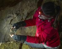 Archeologové našli v Kateřinské jeskyni další doklad penězokazectví