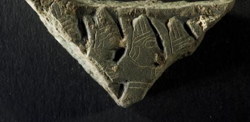 Archeologické nálezy z Kateřinské jeskyně, léto 2023 - destička s postavami